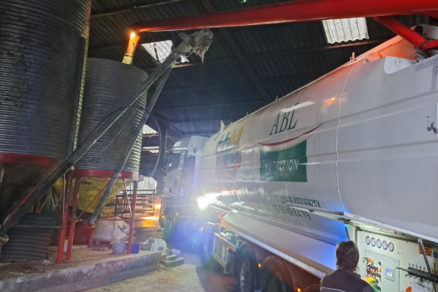 Livraison d'aliment dans les silos à grains